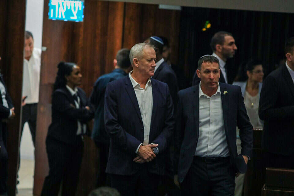 "מישהו אמר המימד החמישי?". כהנא וגנץ , אורן בן חקון