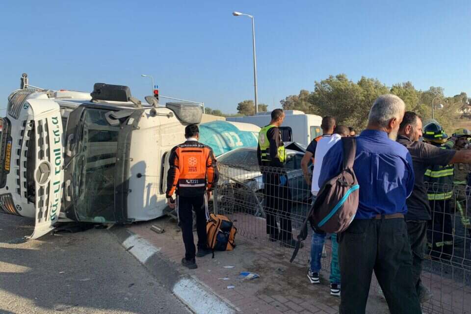 המשאית שהתהפכה על שלושה כלי רכב , איחוד הצלה
