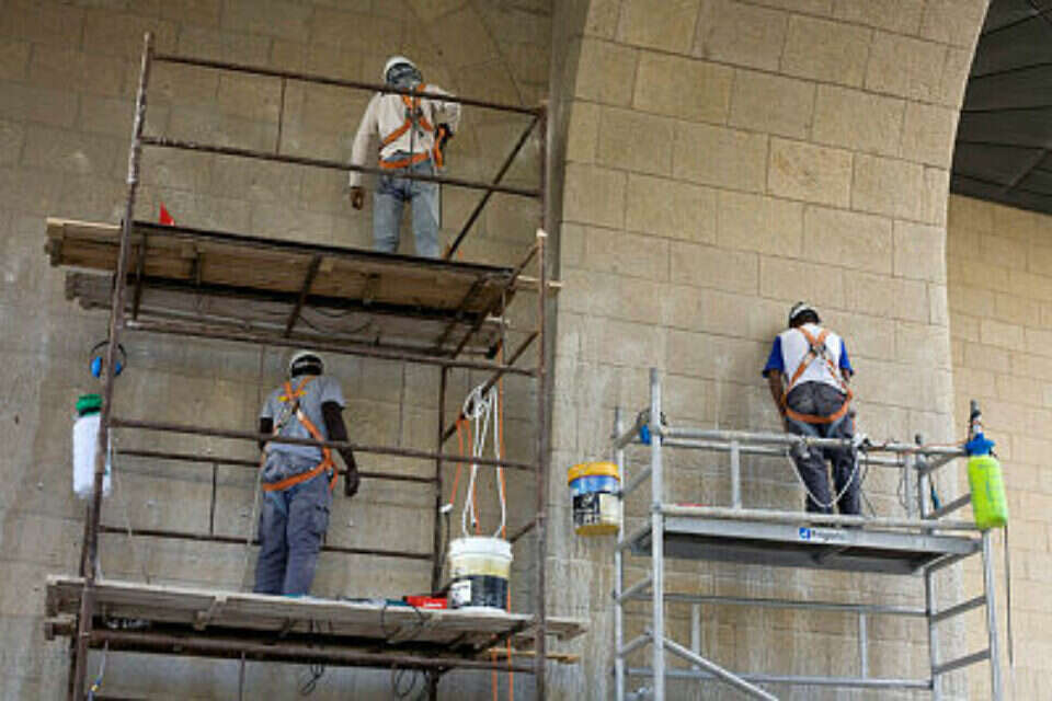 פועלי בניין על פיגומים (ארכיון) , ליאור מזרחי