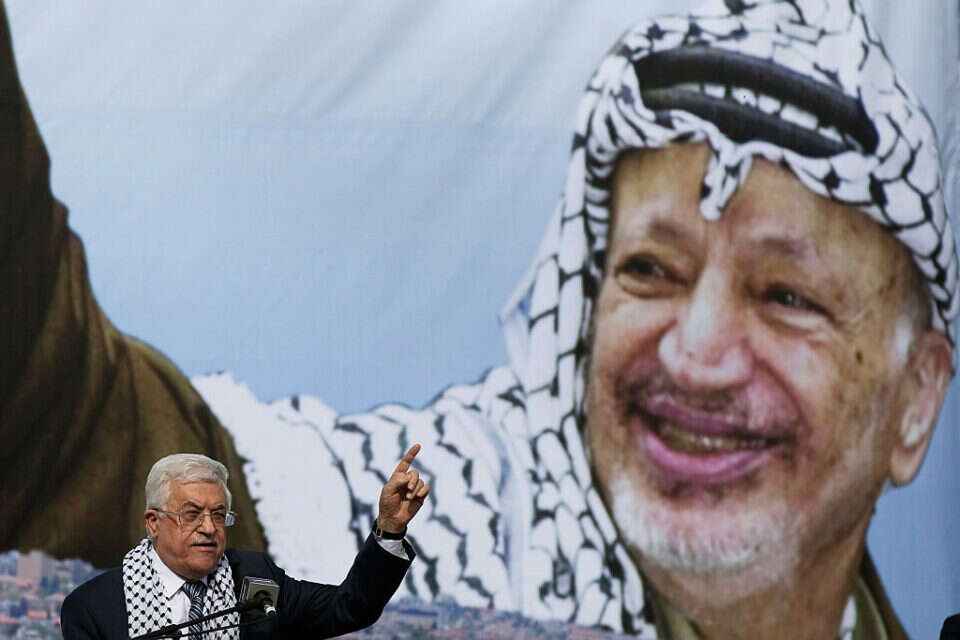 אבו מאזן על רקע דיוקנו של ערפאת (ארכיון)