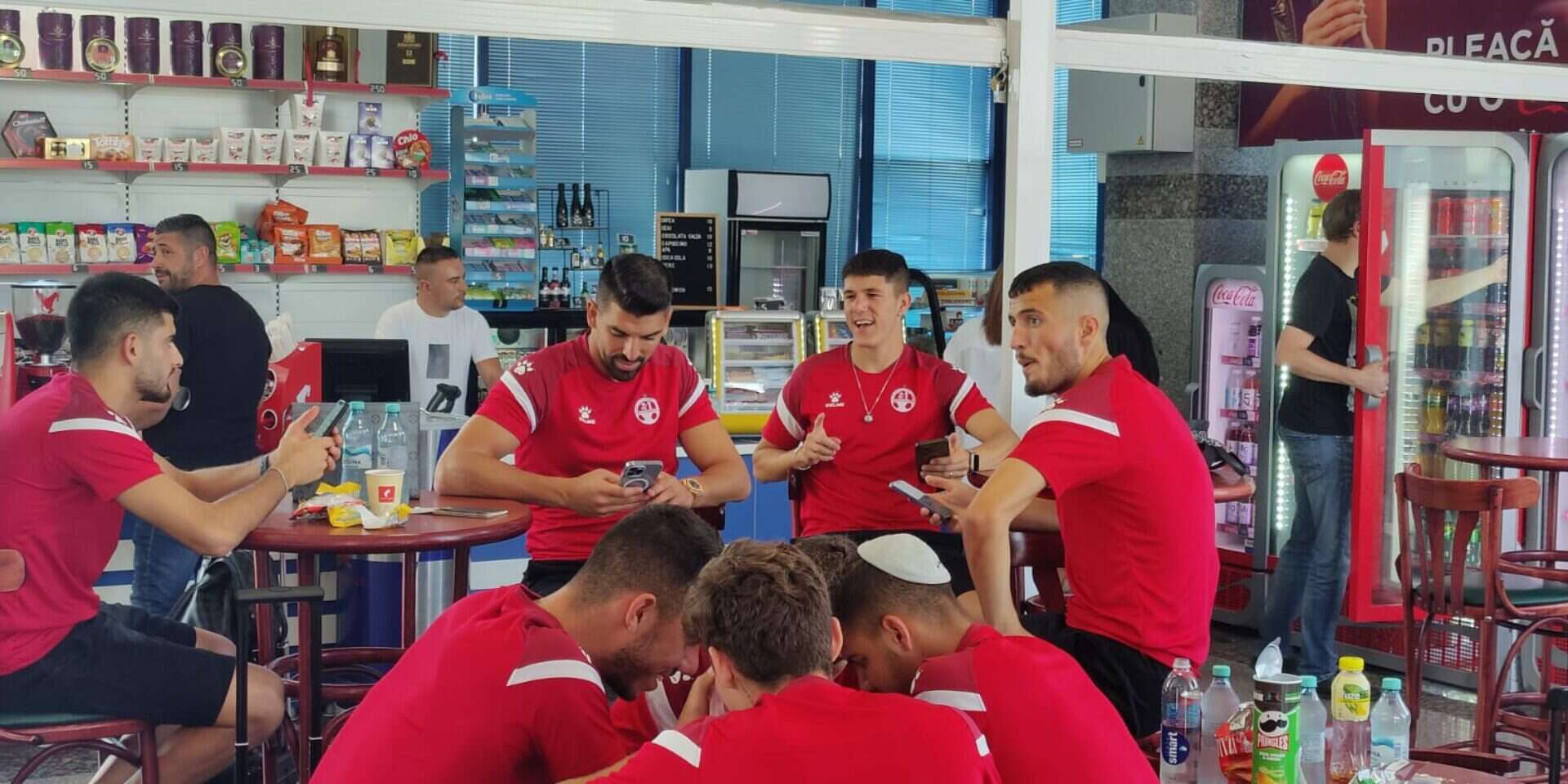הפועל באר שבע לפני ההמראה לישראל מרומניה , עוזי ניסים