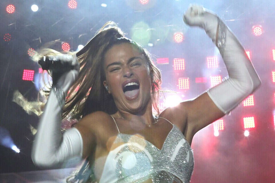 נועה קירל בהופעתה הראשונה בפארק הירקון בת״א
 , קוקו