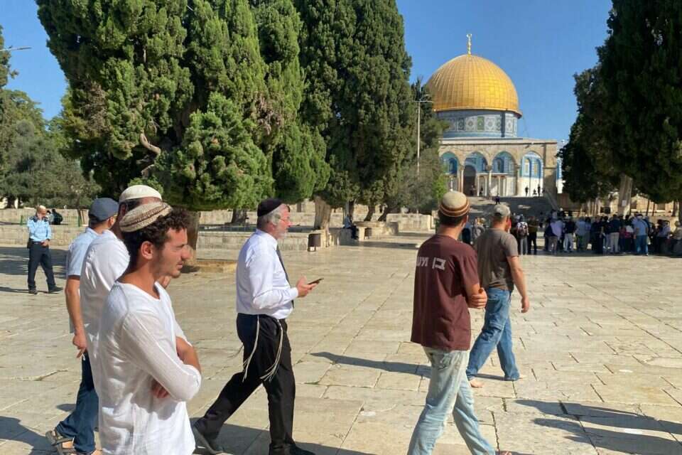 קבוצת מתפללים יהודים עולה לעיר הבית , מעיין ברבי/TPS