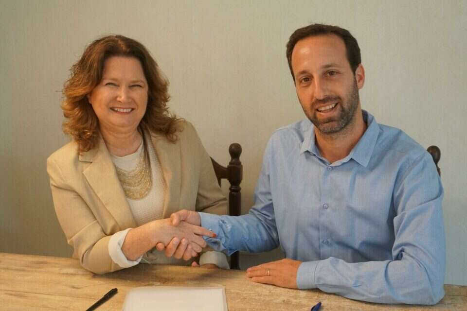 רם שפע ומיכל רוזין. חותמים על עודפים , ללא קרדיט