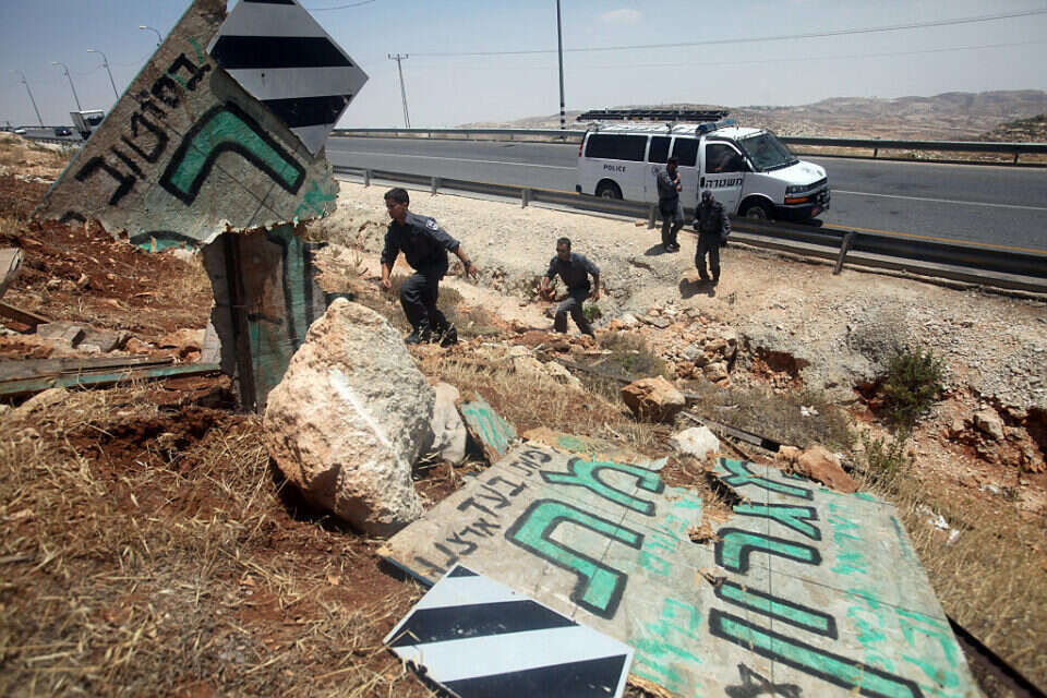 שוטרים בכניסה למאחז לאחר אחד הפינויים , ליאור מזרחי