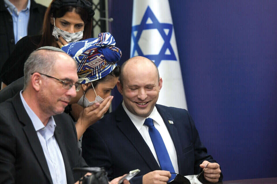 הפסיקה המשפטית אינה כופה על פוליטיקאים להימנע מלעוות את רצון בוחריהם. בנט ואורבך בכנסת