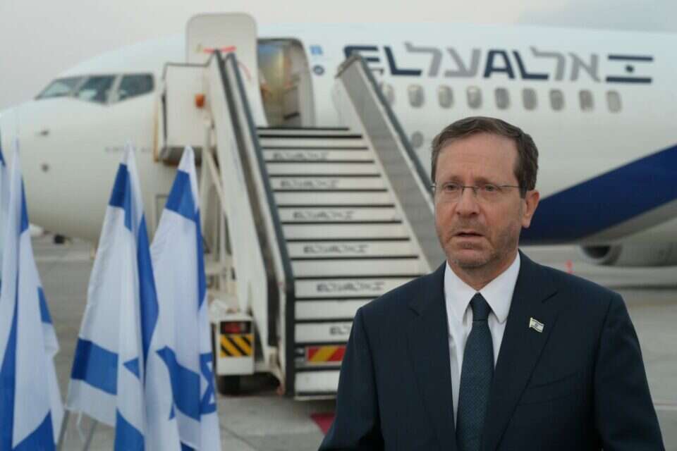 הנשיא הרצוג טרם ההמראה לגרמניה , עמוס בן גרשום