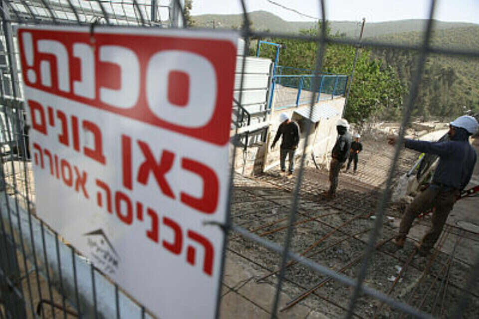 אינסוף סכנות, ועל מי האחריות? בתמונה: אתר בנייה , דוד כהן, ג'יני