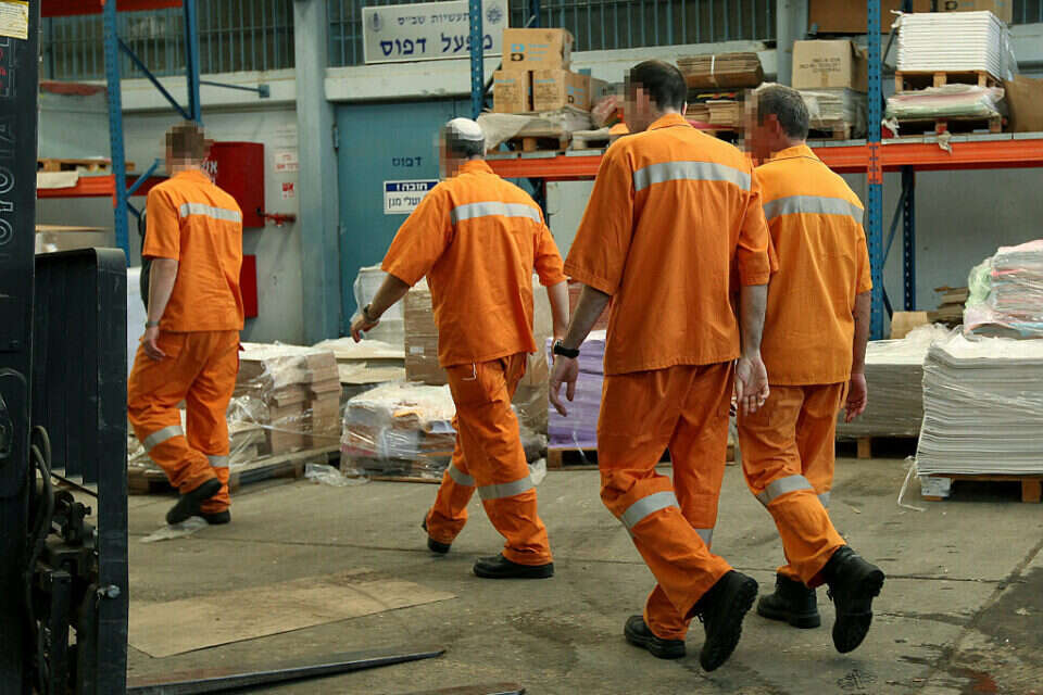אסירים בבית כלא, אילוסטרציה , משה שי