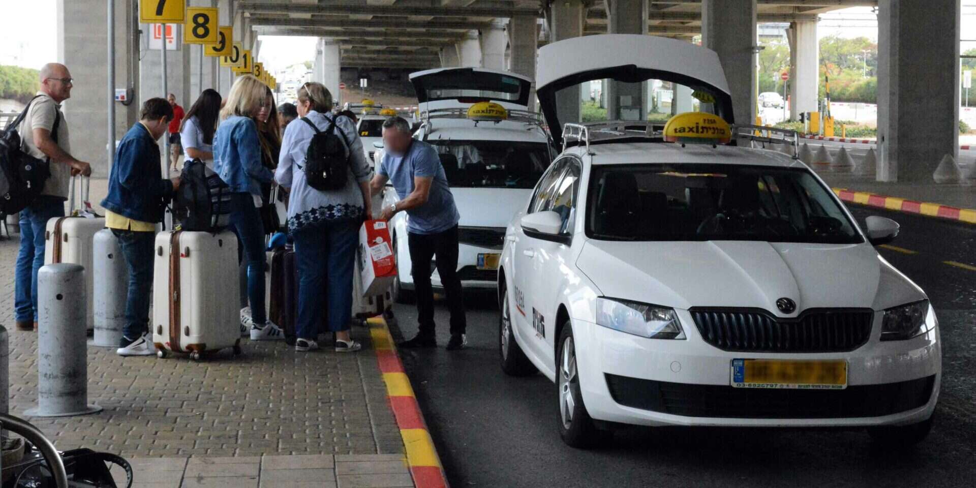 נוסעים ממתינים למוניות בנתב"ג, ב-2017 , דודו גרינשפן
