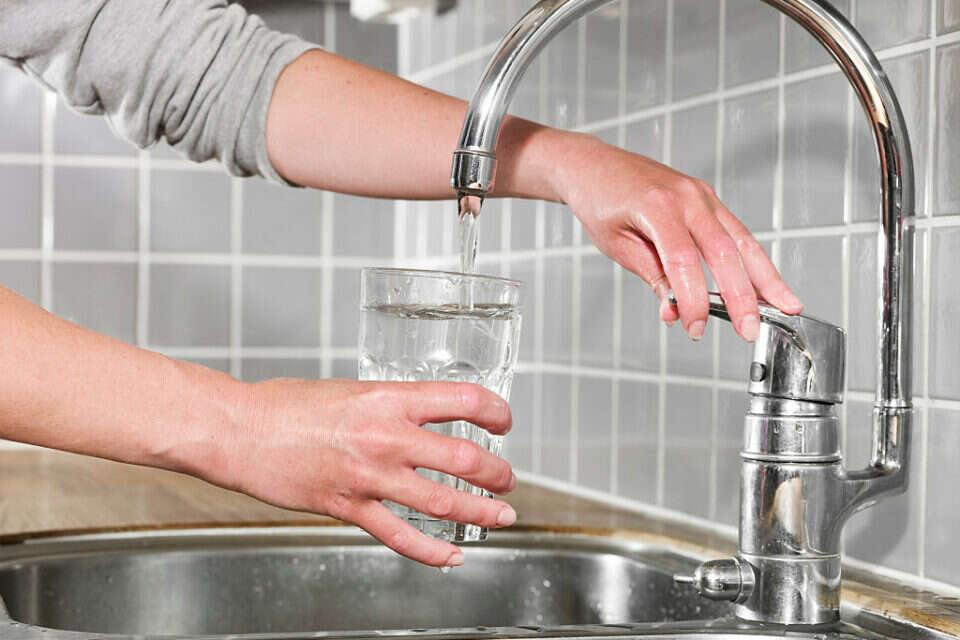 מים מהברז. עלולים לפגוע בצמחים שלכם , Getty Images/iStockphoto