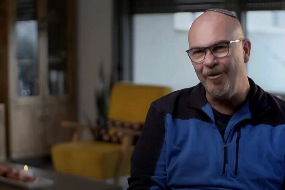 אורן ברט , צילום מסך מתוך התוכנית