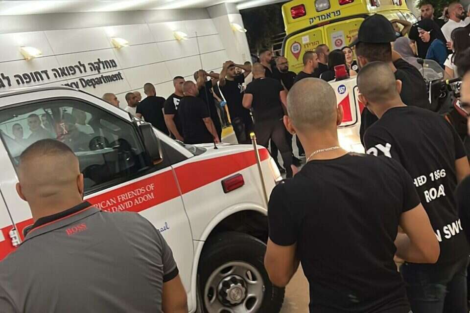 בית החולים בנהריה עם קבלת ההודעה על מות הצעיר , ללא