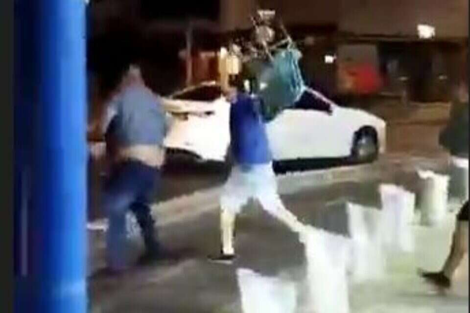 משליכים כיסאות על המבלים. אבולעפייה , לפי סעיף 27א'