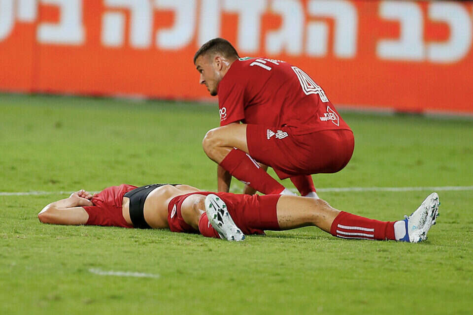 שחקני הפועל ת"א מאוכזבים לאחר ההפסד , אלן שיבר