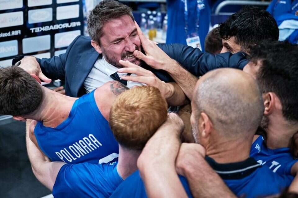 פוצקו. הצגה של איש
אחד כשחקן, וכמאמן
, FIBA