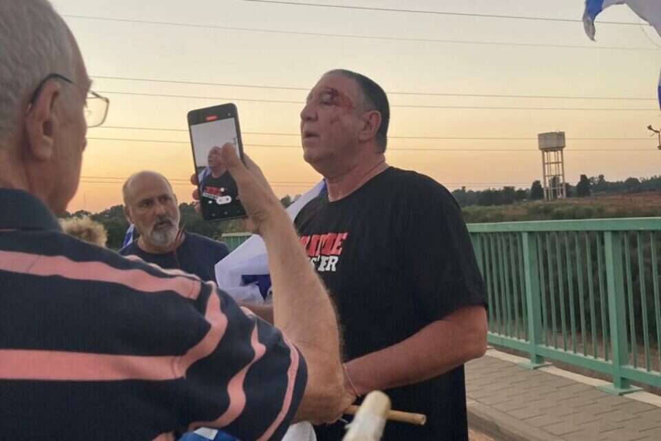 המפגין שהותקף על גשר בהוד השרון ,