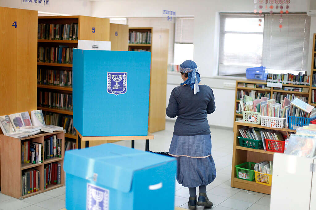 סלידה ממראה נשי על רקע דתי יש גם בקרב אלה שהוציאו הודעות גינוי לרם בן ברק. אישה עם כיסוי ראש מצביעה