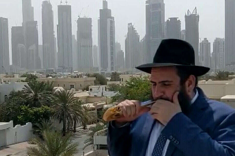תוקע בשופר באיחוד האמירויות , באדיבות הרב לוי דוכמן