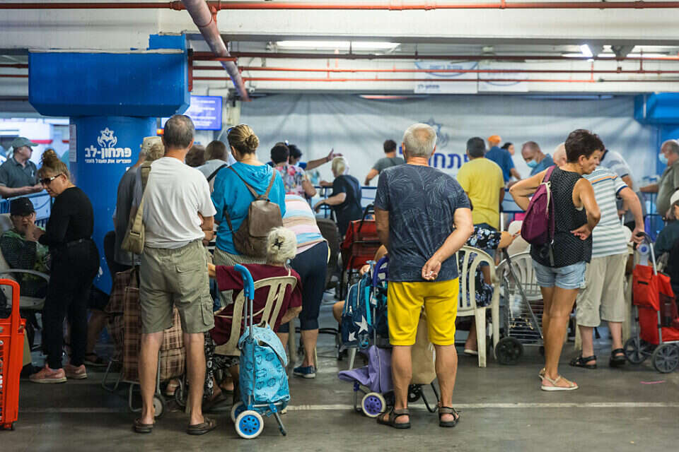 חלוקת מזון לנזקקים בעמותת פתחון לב , לירון מולדובן