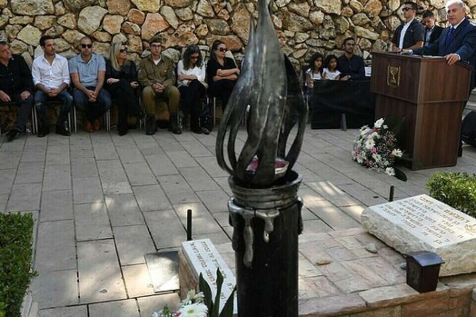 נתניהו ובני משפחת זאבי בהר הרצל // צילום: לע"מ , 