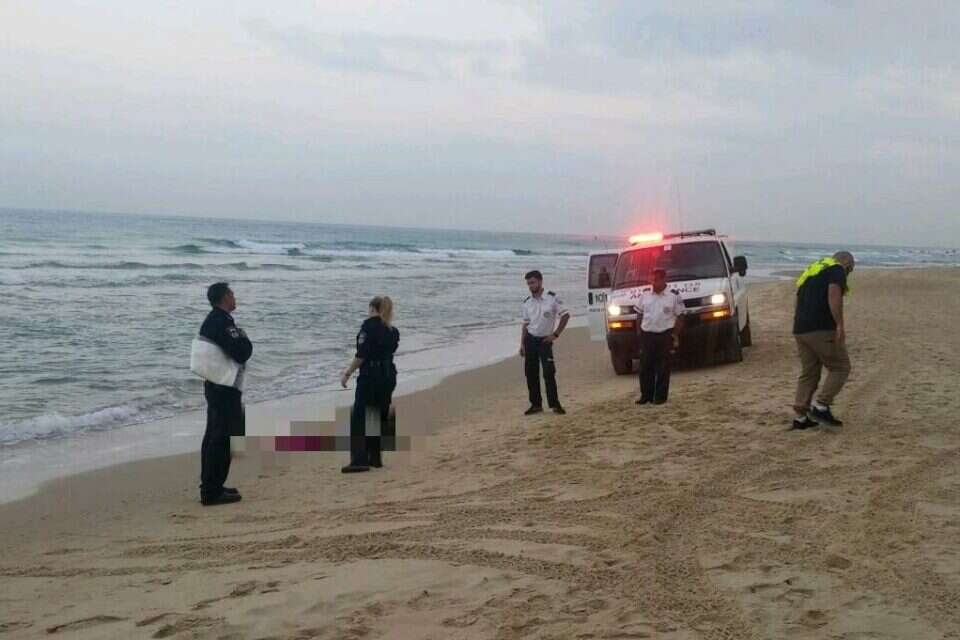 צוות מד"א עם האישה שמותה נקבע במקום // צילום: דוברות מד"א // צוות מד"א עם האישה שמותה נקבע במקום // צילום: דוברות מד"א , 