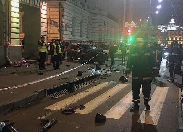 המדרכה הפכה לזירת טבח, אתר התאונה בחרקוב // צילום: משטרת חרקוב