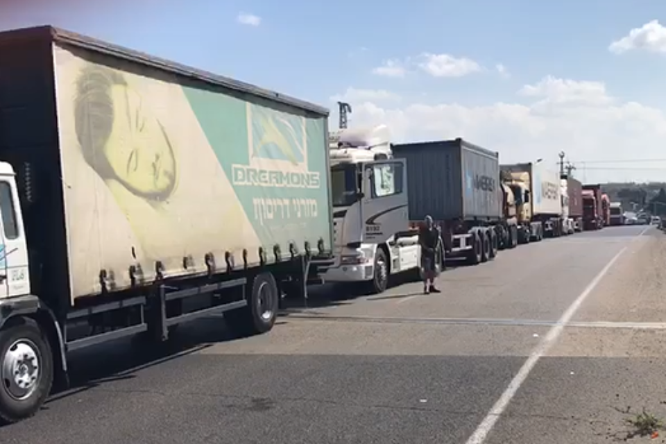 התורים בכניסה לנמל בעקבות המחאה, הבוקר // Newsenders // התורים בכניסה לנמל בעקבות המחאה, הבוקר // Newsenders ,