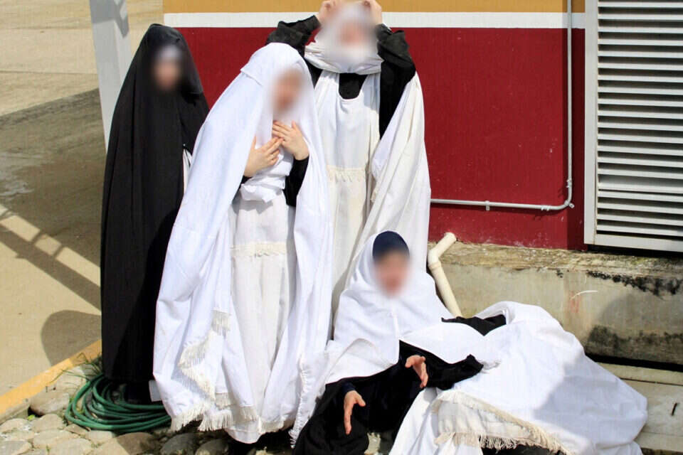 ילדים מהכת "לב טהור" במתחם של רשויות הרווחה במקסיקו , רויטרס