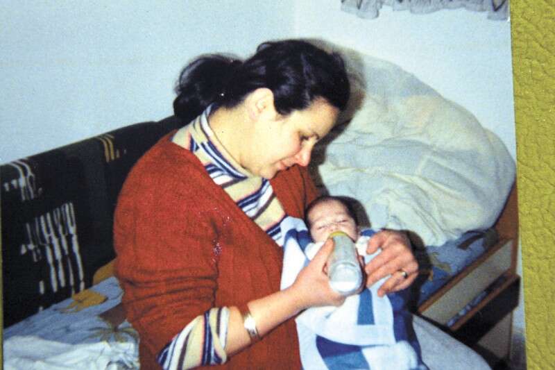 חן עם הבת עופרי לאחר לידתה - והיום. "בפנטזיה שלי רציתי ארבעה ילדים - שתי בנות ושני בנים" // צילום: יוסי זליגר