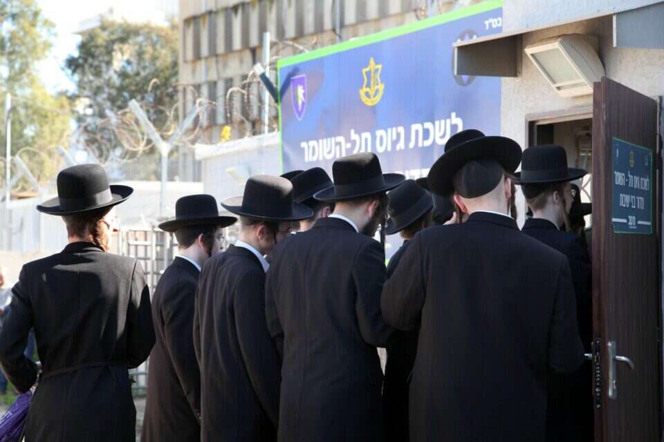 חרדים בלשכת הגיוס // צילום: גדעון מרקוביץ' // חרדים בלשכת הגיוס // צילום: גדעון מרקוביץ' ,