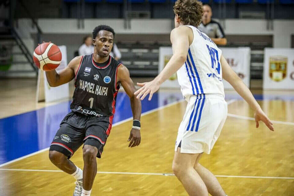 אנתוני היקי בפעולה. עוד משחק מצוין , FIBA.BASKETBALL