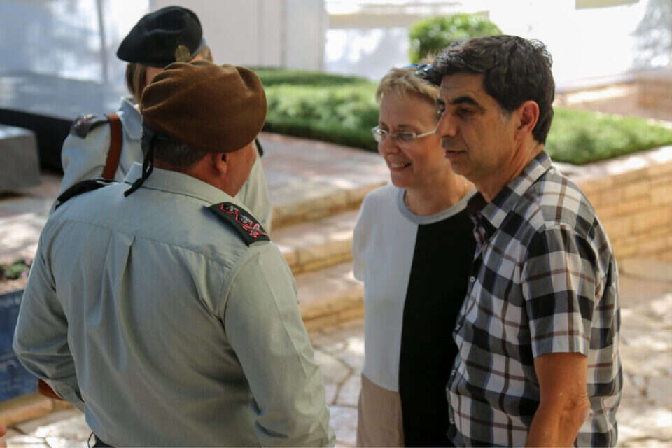 שמחה ולאה גולדין עם הרמטכ"ל איזנקוט (ארכיון) , אורן בן חקון