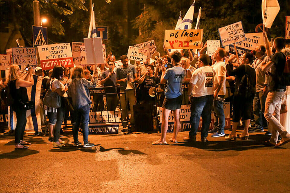 מאות הגיעו להפגין מחוץ לביתה של נשיאת בית המשפט העליון // צילום: אורן בן חקון // מאות הגיעו להפגין מחוץ לביתה של נשיאת בית המשפט העליון // צילום: אורן בן חקון ,