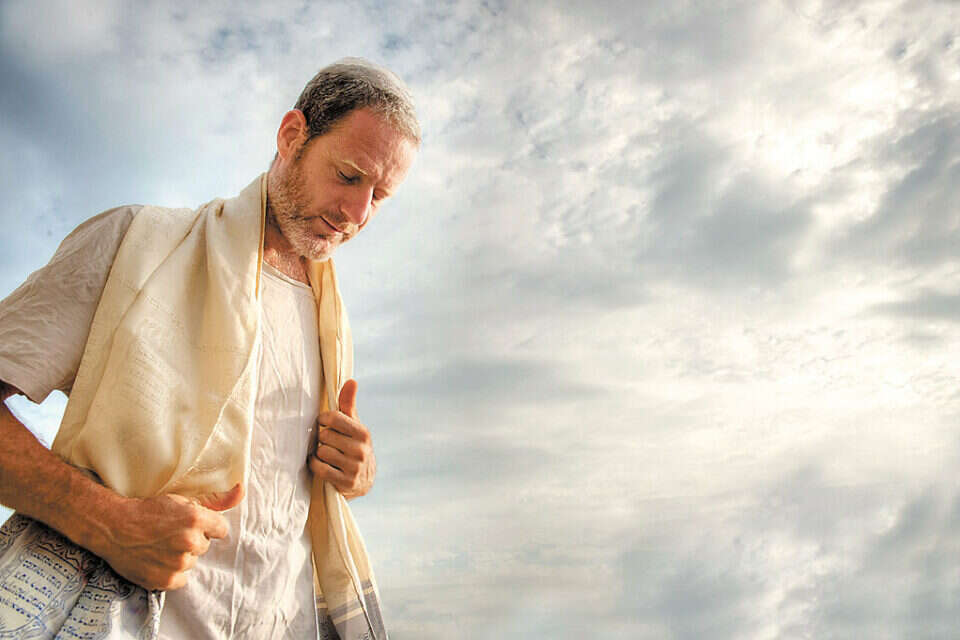 יהודי מתפלל שחרית , Getty Images