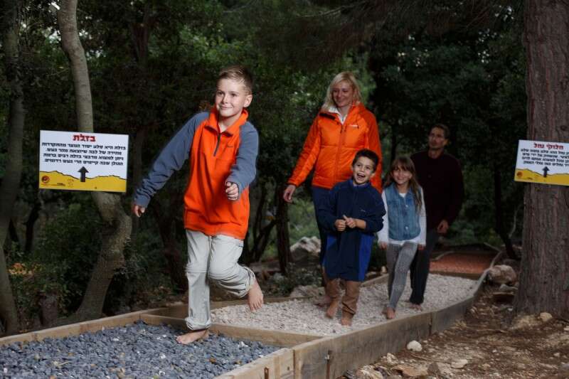 ברגלים יחפות // צילום: תומר פדר