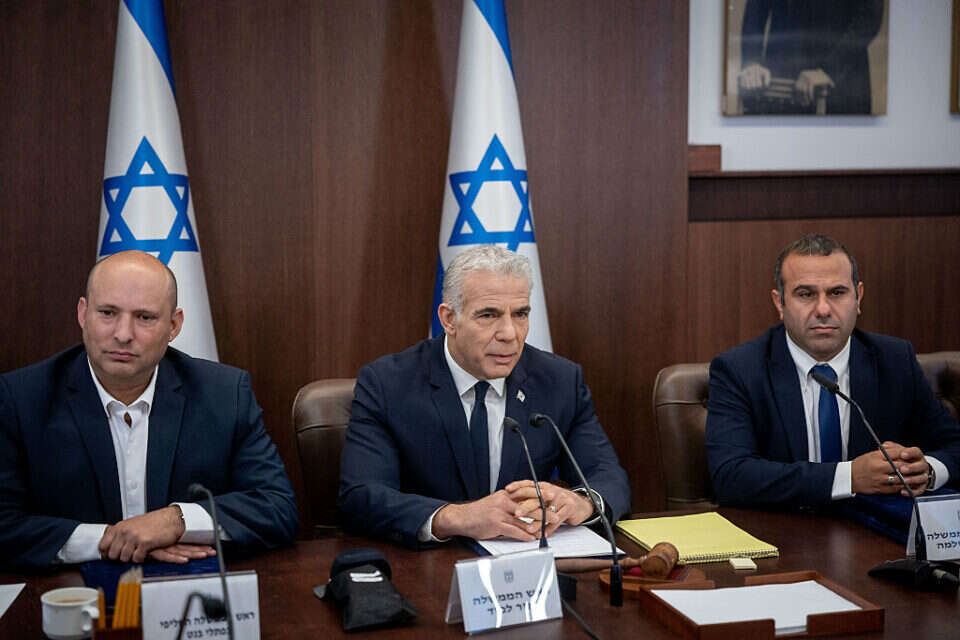 לפיד בישיבת ממשלה (ארכיון) , יונתן זינדל/פלאש90