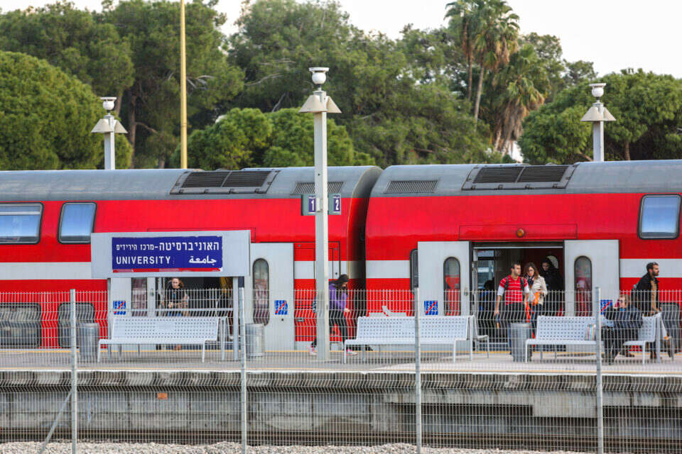 תחנת רכבת האוניברסיטה , יהושע יוסף