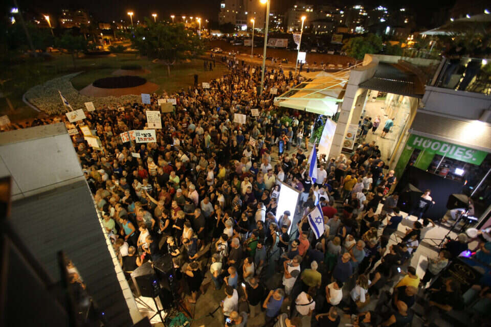 ההפגנות מול היועמ"ש בפתח תקווה // ההפגנות מול היועמ"ש בפתח תקווה ,