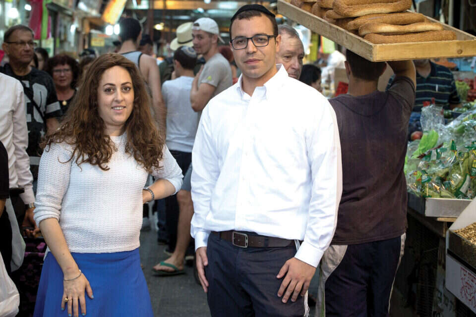 "ירושלים מאפשרת לייצר קשרים בין העולמות השונים". רבינוביץ' ופוויפר בשוק מחנה יהודה // צילום: אורן בן חקון // "ירושלים מאפשרת לייצר קשרים בין העולמות השונים". רבינוביץ' ופוויפר בשוק מחנה יהודה ,