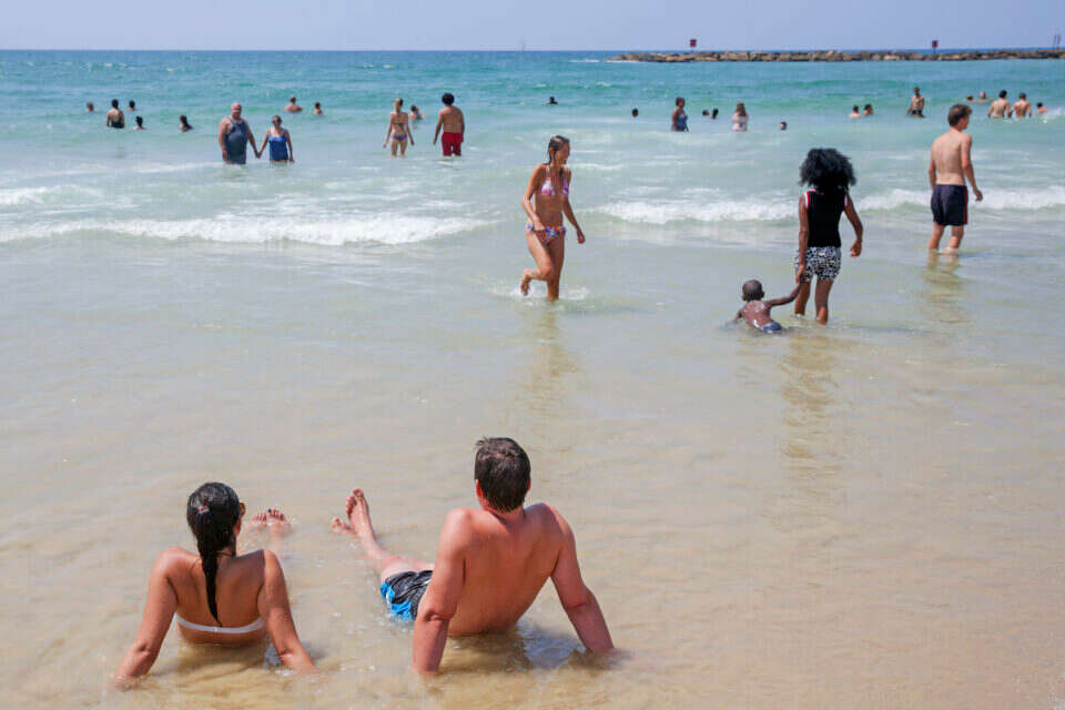 מתרחצים בחופי תל אביב, (ארכיון) // צילום: יהושע יוסף  , 