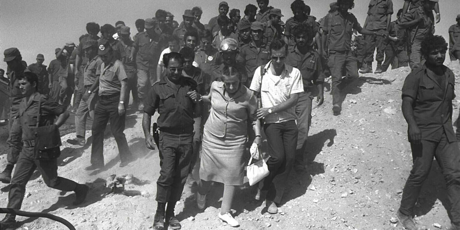 גולדה מאיר מבקרת באחד המוצבים , שגב יצחק