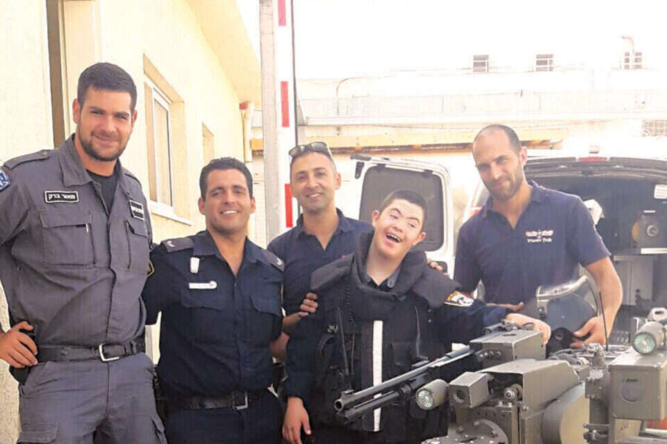 איליה עם שוטרי דימונה. "הגשימו לי את החלום" // צילום: דוברות המשטרה ,