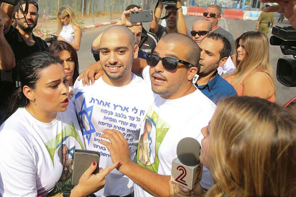 אלאור אזריה יוצא מביתו ונכנס לכלא 4 ,