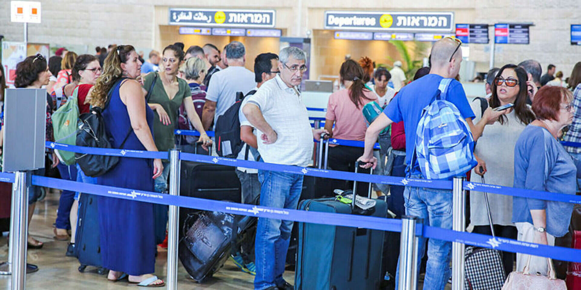 נוסעים ממתינים בנמל התעופה , יהושע יוסף