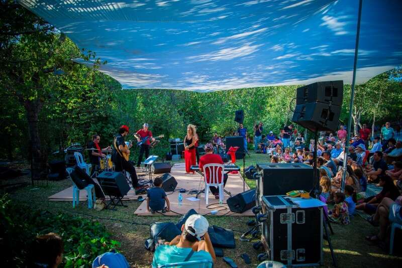 מוזיקה בבית שערים // צילום: מנו גרינשפן