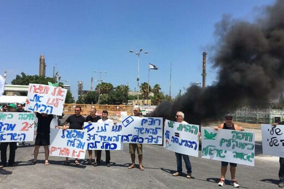 הפגנת עובדי חיפה כימיקלים במפעל בצפון, אתמול // צילום: הרצי שפירא , 