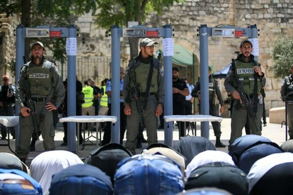 כוחות משטרה בכניסה להר הבית לצד המגנומטרים שהוצבו בכניסה לאתר // צילום: אורן בן חקון ,