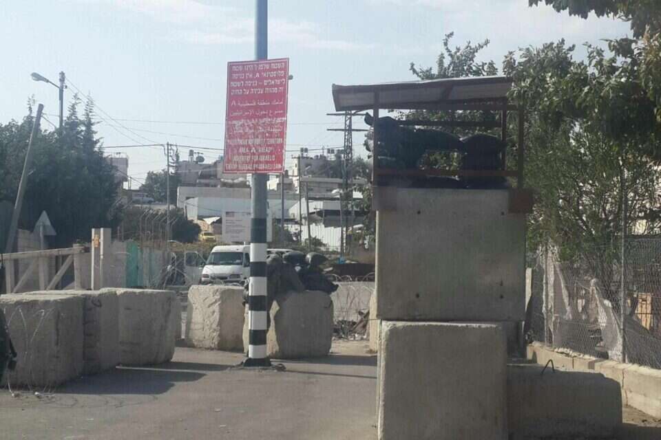 זירת הפיגוע על ציר 60 // צילום: שלום צוברי  , 