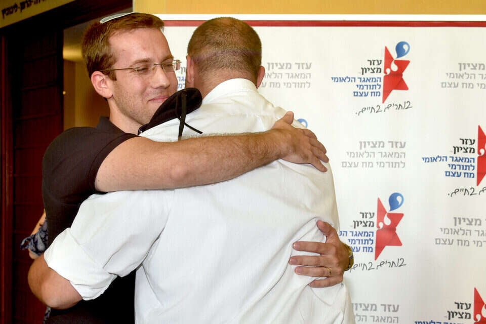 המפגש בין רס"ן ליאור ואריה איזנמן. "בזכותך לילדיי יש אבא" // המפגש בין רס"ן ליאור ואריה איזנמן. "בזכותך לילדיי יש אבא" , 